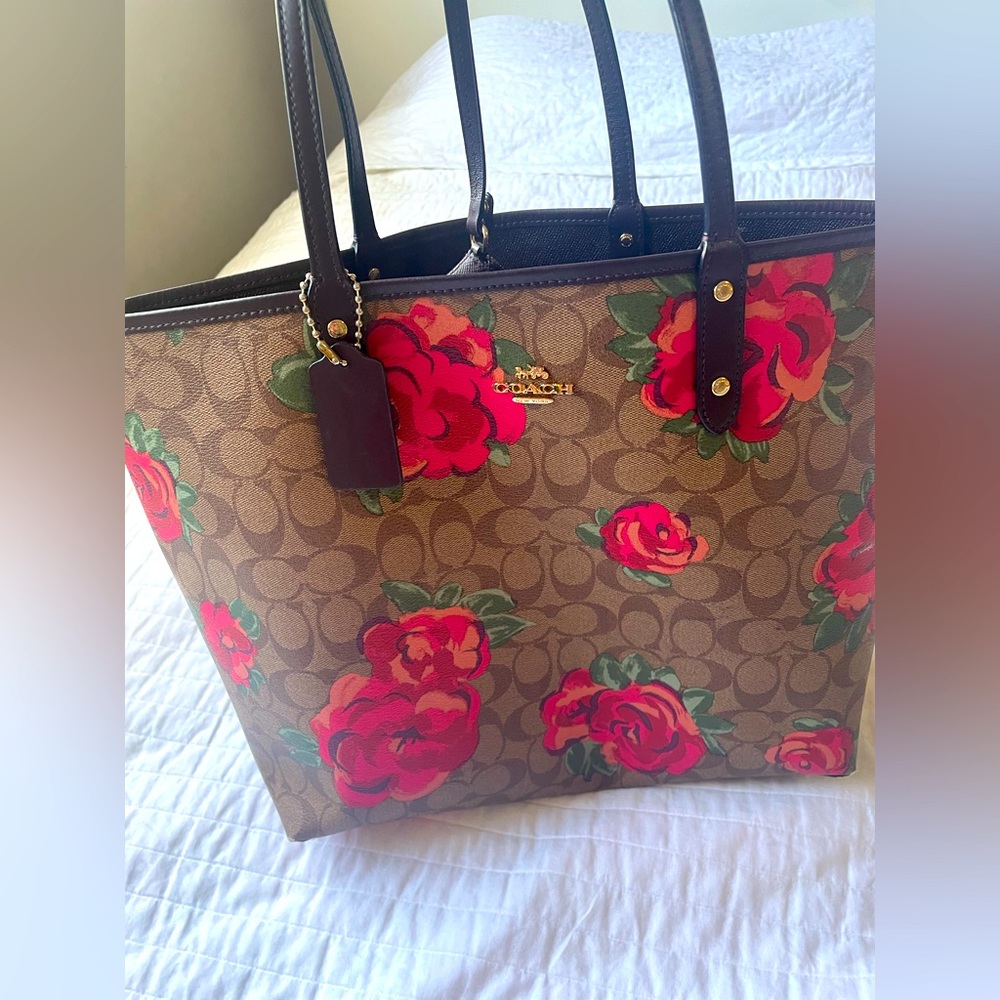 Coach floral tote with mini pouch inside. Adorable chic bag. Barely used it.